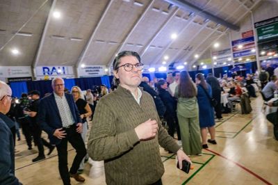 På valgnatten lignede det, at Mads Fuglede fra Danmarksdemokraterne blev Ringkøbing-Skjerns nye borgmester. Det blev der siden lavet om på, og nu er partiet helt ude af forhandlingerne om den nye konstituering.
