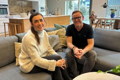 Stig Duelund og hans kæreste Inna hjemme på Søndergade i Kjellerup. Snart byder livet dem på en fed og lang sejltur på to år.