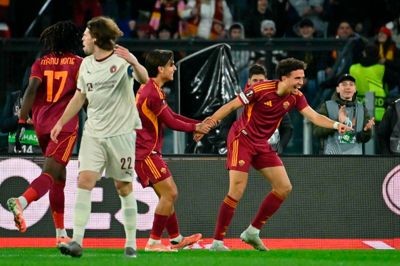 Neil El Aynaoui jubler efter sit tidlige perlemål for AS Roma, mens FCM-anfører Mads Bech Sørensen prøver at samle sine holdkammerater mentalt op.
