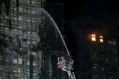 Natten til fredag lokal tid var slukningsarbejdet fortsat i gang i Hongkong efter en dødelig brand, der brød ud onsdag. Mindst 128 mennesker er omkommet, mens flere af de sårede er i kritisk tilstand.