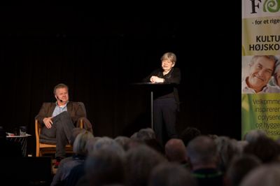 Mor og søn, teaterleder Michael Asmussen og juraprofessor Eva Smith, talte underholdende om både jura, kunst, familien, politik og meget mere.