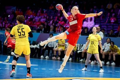 Laura Borg sender bolden i netmaskerne for det danske landshold i storsejren over Japan ved VM. Fra næste sæson scorer hun mål og blokerer skud for Ikast Håndbold.