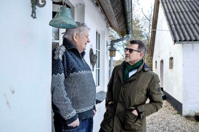 Helge Sanders journalistiske læremester på Herning Folkeblad overtog i 1971 Sanders barndomshjem, Tosmosegård ved Ørre, og til en artikelserie i Folkebladet for et par år siden blev der taget dette - sidste - foto af de to venner sammen.