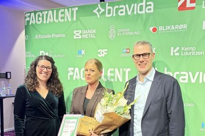 Maiken Højgaard Jensen flankeret af Maria Schougaard Berntsen, underdirektør i Tekniq, og Troels Blicher Danielsen, administrerende direktør i Tekniq.