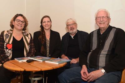 Fra præsentationen af Herning-bogen 2025 ses fra venstre forfatterne Anne Krøjgaard og Louise Jensby, bogens redaktør Finn Nielsen og bogens fortæller, tidligere fabrikant Villy Stampe.