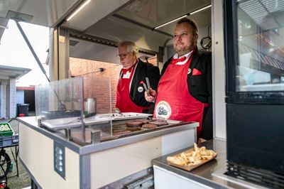 Blødpølselauget fra Herning delte smagsprøver ud på årets bedste blodpølse, der kommer fra Stoholm Slagter.