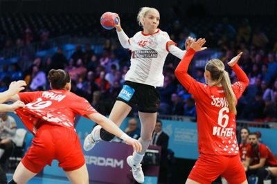 Julie Scaglione mestrer både gennembrud og afslutninger fra de højeste luftlag. Sådan en skytte har det danske landshold savnet.