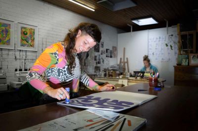 For fem år siden opdagede Dalma Dora Nagy det kreative fællesskab Værkstedet i Ry. I dag har 10 kunstnere deres værksteder i fællesskabet på Skanderborgvej.