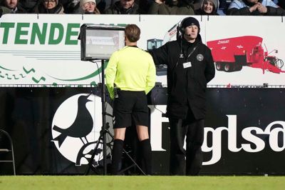 Dybt inde i overtiden i kampen mellem Sønderjyske og FC Midtjylland dømte dommer Mikkel Redder et - i manges øjne - billigt straffespark, som Sønderjyske udnyttede og dermed vandt den dramatiske kamp 2-1. Det skete dog først, efter at VAR-dommeren havde kaldt til skærmen for at gense situationen fra flere vinkler.