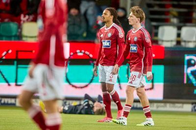 Julius Lorents Nielsen (t.h.) lignede den store helt for SIF, men det uafgjorte resultat mod Randers betyder, at SIF hænger fast i den tunge ende.