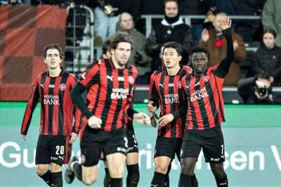 FC Midtjyllands Franculino Djú (t.h.) fejrer sin scoring til 5-0 mod FC Nordsjælland. Superligaens suveræne topscorer er nu oppe på 16 ligatræffere i sæsonen.