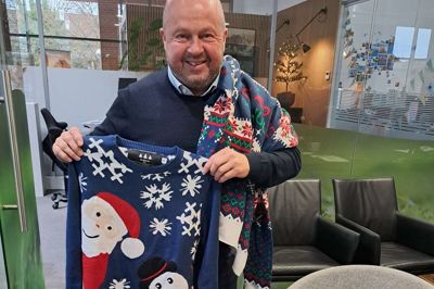 Peder Hornshøj går ikke ned på julesweatre, og de må luftes hver fredag her i december på kontoret hos Bravo Tours.