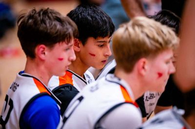 U17-spillere fra Ikast-Brande Gymnasium valgte at spille med røde mærker på kinderne for at markere deres opbakning til FN's internationale dag for vold mod kvinder.