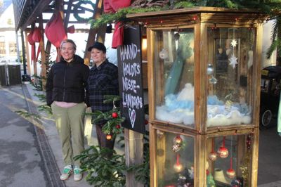 Det emmer af jul i Torvehallen i december, hvor indehaver af Haandholdt, Sidsel Juul Carlsen (tv), og Maja Engtorp Olsen står bag juleudstillingen.
