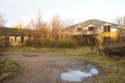 Det gamle kursuscenter og hotel ligger hen som en ruin i udkanten af Haderup.