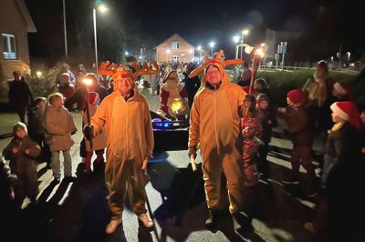 Under geviret gemte sig et par bukke fra handelsstanden i skikkelse af en slagter og en købmand, da julemanden blev trukket til torvet i Vestergade i en sulky fra travbanen.