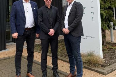 Søren Jensen (til venstre) har solgt joca til den franske koncern SULO. I midten er det administrerende direktøår for SULO Nordic, Per Sjöqvist og administrerende direktør for joca, Karsten Jensen.