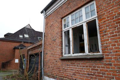 Husene på Dalgasgade 13-15 er hårdt ramt af forfald og ubudne gæster. Ejeren fået et påbud af kommunen og har ryddet op i knust glas og beplantning.