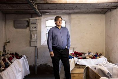 Kenneth Schmidt i den nye pop up-butik ved siden af Ege-fabrikken.