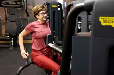Både Hasiba Kolubara og hendes mand skyndte sig i træningstøjet og gik i gang med maskinerne, da »Løft Fitness« havde første åbningsdag mandag.