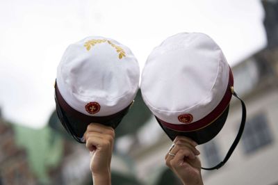 To studenterhuer. Et symbol på den gymnasieuddannelse, som nu kan være på vej tilbage til to linjer. (Arkivfoto).