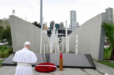 Pave Leo beder ved mindesmærke for havneeksplosion i Beirut.