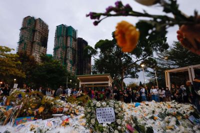 Blomster og hilsner fylder på pladsen foran Wang Fuk-boligkomplekset.