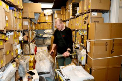 Der er godt fyldt op på pakkehylderne hos OK Plus, hvor forpagter Jesper Køhler har rigeligt at se til.