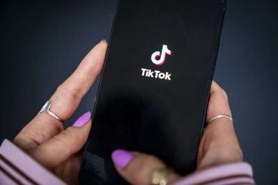 Når børn og unge hiver telefonen op af lommen, er TikTok det sociale medie, de bruger mest tid på. Det viser en ny undersøgelse. (Arkivfoto).