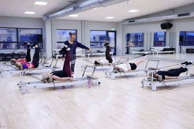 Fitness United er for nylig begyndt at tilbyde reformer-træningshold, og det er netop holdtræningen med instruktør, de nye momsregler rammer fra nytår. Her ses centerleder Maria Zelina Storborg i gang med at instruere.