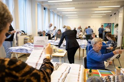 Tirsdag formiddag var der travlt med stemmetælling i Huset No7. Bunkerne fra ældrerådsvalget var noget højere end ved seneste valg i 2021.