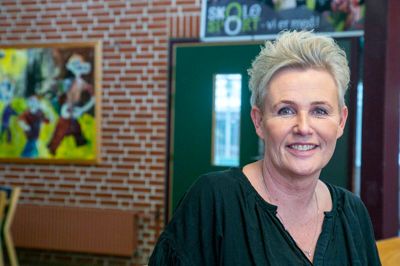 Skolelederen på Skivehus Skole, Marlene Rosgaard, er bekymret for, at der skal ske uheld i morgentrafikken ved skolen og opfordrer til, at så mange elever som muligt selv cykler i skole, når de bliver gamle nok til det.