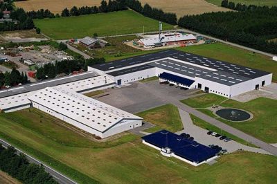 Det var her på virksomheden Arminox i Mønsteds østlige udkant, at en medarbejder den 25. november fik flere brud på benet, da et lille tårn med nogle tunge trådruller væltede, så han fik benet i klemme ved en gaffeltruck. Ulykken udløste automatisk et strakspåbud fra Arbejdstilsynet.