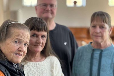 - Hjemmeplejen var rigtig god til at tage sig af min mand, siger Kiss Byg. Hun kunne ikke selv hjælpe sin mand. Hun bor hos sin datter efter en stor operation for en tumor i hjernen. Eftervirkninger af operationen gør, at hun må have sin datter til at tage sig af hende. Da han levede, så Kiss Byg dagligt sin mand sammen med sin datter og søn. På billedet ses ud over Kiss Byg (til venstre) også Hanne Byg, Flemming Byg og hans hustru, Annette Hansen.