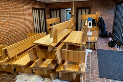 Efter at have været en tur på malerværkstedet er bænkene nu klar til at vende retur til den nyrenoverede kirkesal hos Ikast Østre Kirke.