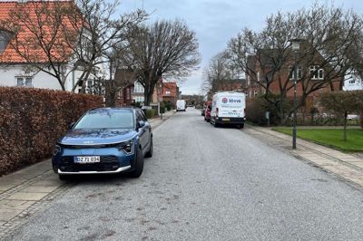 Herning Kommune har sagt god for, at der må parkeres med to hjul på fortovet på den nordlige del af Østre Kirkevej, hvis politiet er enig.
