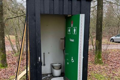Ved hærværket ved Birkesø blev toilettet ødelagt - sandsynligvis fordi et kanonslag blev smidt derind.