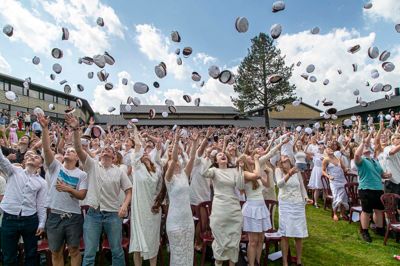 I 2024 var Frede en af dem, der kunne kaste sin studenterhue op i luften på Skive Gymnasium. Overmæt af skolelivet og med en trang til at opleve en anden frihed på arbejdsmarkedet.