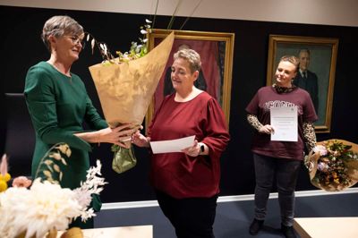Sammen med Anna Gretchen Øris Olesen fra Herning (t.h.) modtog Marianne Ivarsen i begyndelsen af december Herning Kommunes årlige handicappris for etableringen af Klub Unik, der er et tilbud for børn med skolevægring. Prisen blev uddelt af borgmester Dorte West (t.v.).