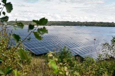 Solcelleanlægget ved Kvosted ligger på Rute 26 ved Gammelstrupvej mellem Skive og Viborg.