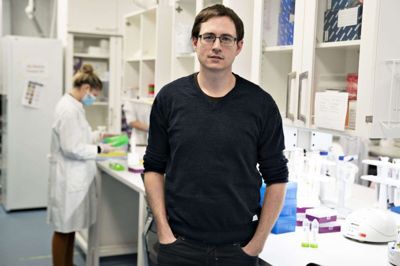 Professor Mads Albertsen fra Institut for Kemi og Biovidenskab ved Aalborg Universitet ser et stort uudnyttet potentiale i kortlægningen af jordens mikroorganismer. (Arkivfoto).