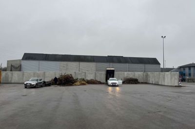 Genbrugspladsen i Herning har opgraderet haveaffaldspladsen, hvor en jordvold er erstattet af betonelementer.