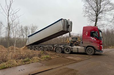 Nu er Viborg Kommune gået i gang med opbygge en ny rabatskråning ved Koldkurvej, som har været lukket siden april på grund af et stort jordskred. Foto: Viborg Kommune