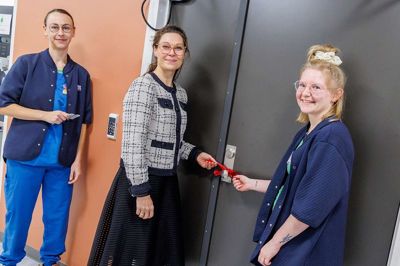 Dørene til depotet blev officielt åbnet i denne uge af fysioterapeut Mette Bruhn Lyhne (til venstre) og ergoterapeut Sofie Fonager Jepsen (til højre) sammen med Stinne Østergård Mensberg (i midten), afdelingsleder i Ikast-Brande Kommune og en af idémagerne bag løsningen.