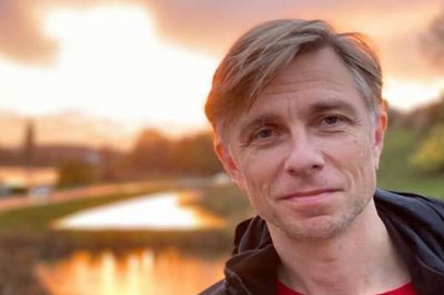 Musiker Sylvester Larsen lægger vejen forbi Assing Kirke til en koncert, hvor det lokale kor også har en rolle.
