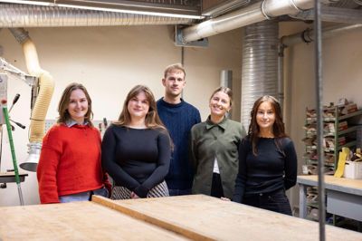 Maria Hjortshøj Rosenlund, Dortea Bak Henriksen, Christian Lykke Rasmussen, Ane Munksgaard Heilig og Sofie Stensgaard Lassen kan alle glæde sig over, at deres skoleprojekter nu bliver til virkelige produkter, som kan købes online hos FDB Møbler.