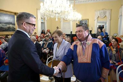 Den finske statsminister, Petteri Orpo, tager imod Tuomas Aslak Juuso, der er fungerende leder for Sametinget, i forbindelse med fremlæggelsen af kommissionens rapport.