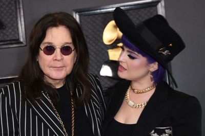 Kelly Osbourne sammen med sin far, Ozzy Osbourne, til uddelingen af Grammy Awards i 2020. (Arkivfoto).