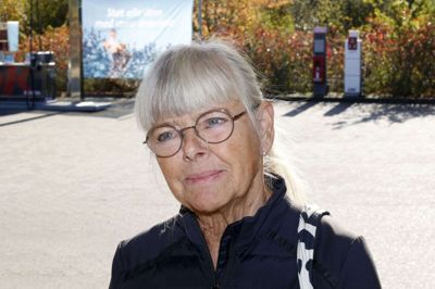 Doris Damm-Jakobsen, Stoholm, og gemalen HC har sat sig for at finde ud af, hvem forfatteren bag digtet eller sangen »Stoholms Pris« er, og om den eventuelt har en melodi, den kan synges på.