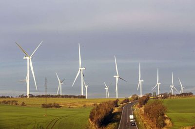 Vindmøllerne her ved GreenLab Skive kan langt fra alene levere strøm til det kommende datacenter i GreenLab. Flere vindmøller i området er en mulighed.